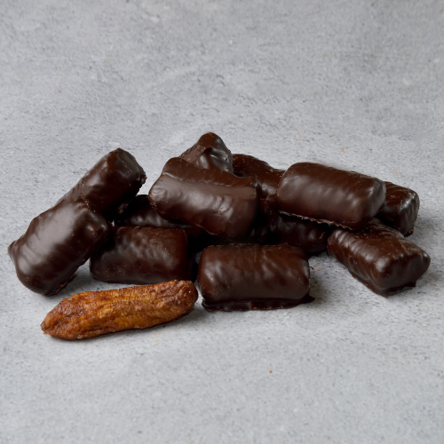 Банан в темной шоколадной глазури